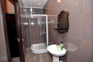 Гостевой дом Hotel Orange Kutaisi Кутаиси Трехместный номер с собственной ванной комнатой-10