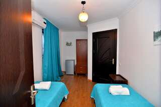 Гостевой дом Hotel Orange Kutaisi Кутаиси Двухместный номер с 1 кроватью и собственной ванной комнатой-12