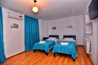 Гостевой дом Hotel Orange Kutaisi Кутаиси Двухместный номер с 1 кроватью и собственной ванной комнатой-5